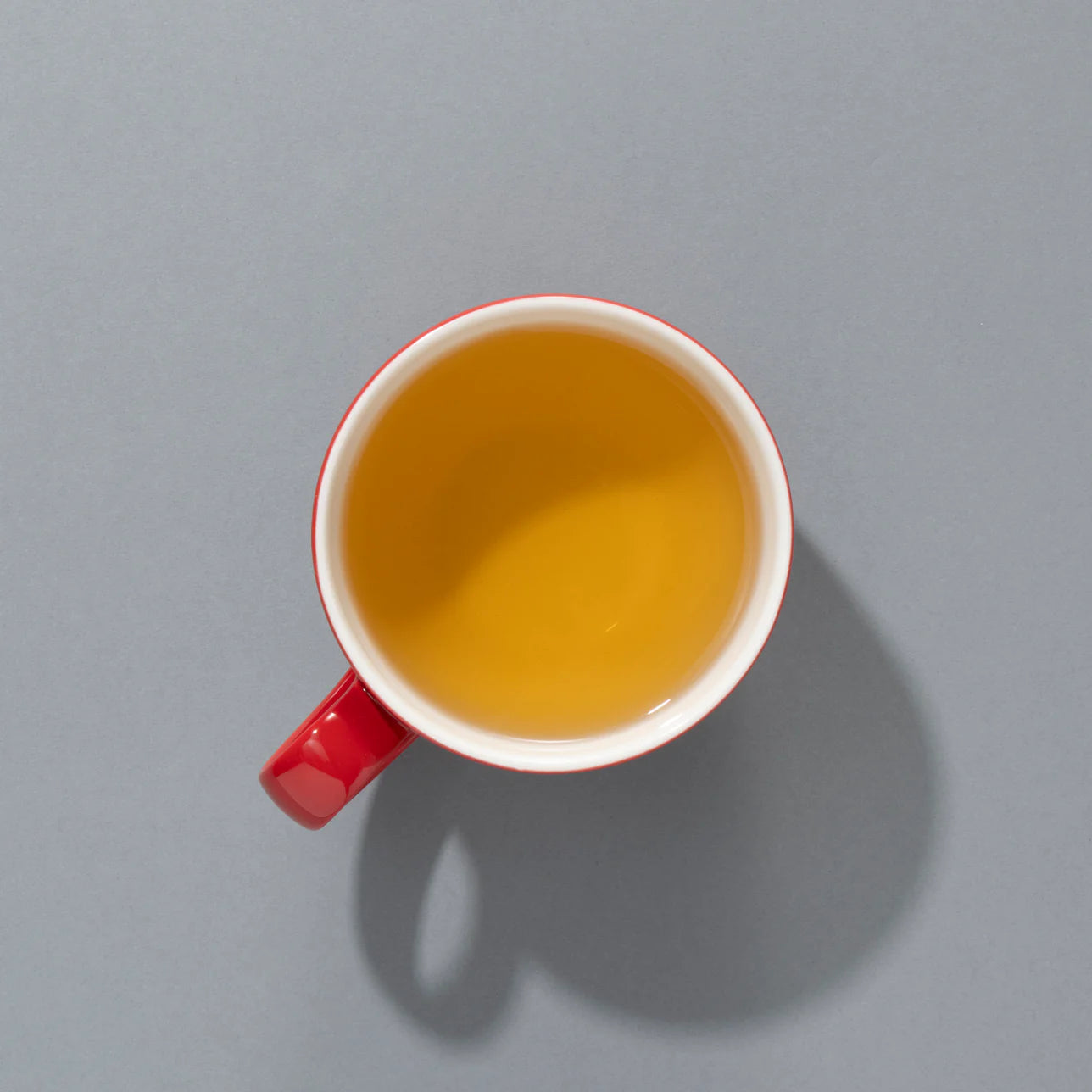 This image shows a brewed cup of Suki Tea Makers – Apple Loves Mint. The infusion has a golden yellow hue, reflecting its light, crisp, and refreshing character. The visual matches the flavour profile:
Sweet from dried apple pieces
Crisp from mint leaves
Delicate floral notes from rosebuds
This tea is designed to be both invigorating and soothing, ideal for a caffeine-free pick-me-up.